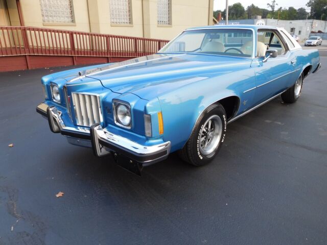 Pontiac Grand Prix 1975 image number 1