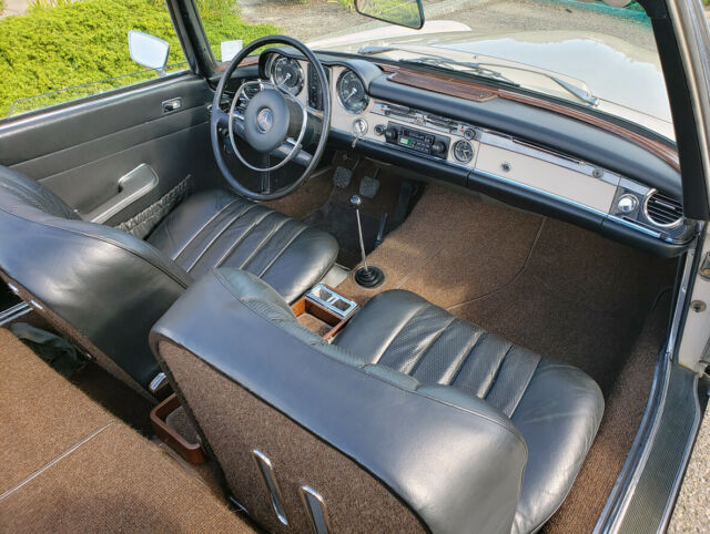 Mercedes-Benz SL-Class 1968 image number 37