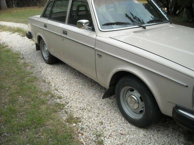 Volvo 240 1979 image number 23