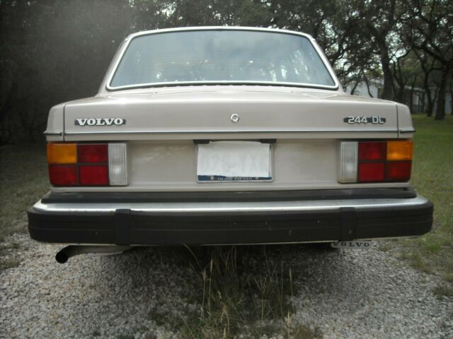 Volvo 240 1979 image number 25