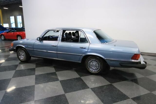 Mercedes-Benz 400-Series 1979 image number 32