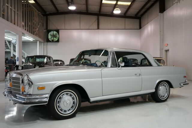 Mercedes-Benz 200-Series 1971 image number 0