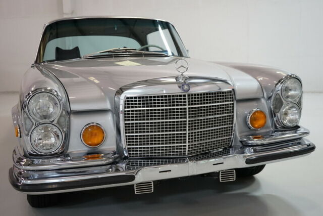 Mercedes-Benz 200-Series 1971 image number 24