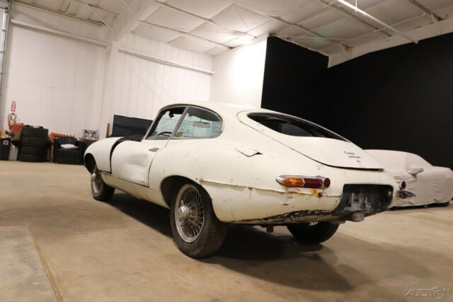 Jaguar E-Type 1967 image number 23