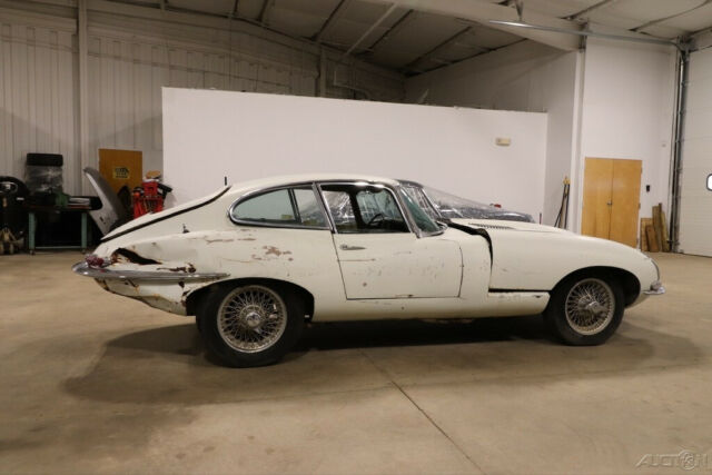 Jaguar E-Type 1967 image number 7