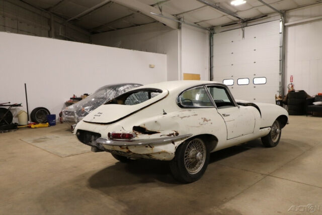 Jaguar E-Type 1967 image number 8