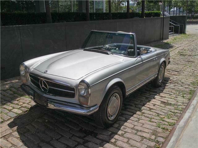 Mercedes-Benz SL-Class 1970 image number 17