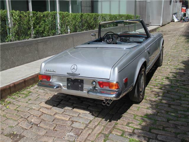 Mercedes-Benz SL-Class 1970 image number 19