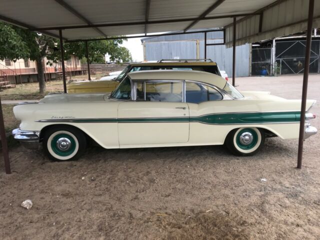 Pontiac Chieftain 1957 image number 0