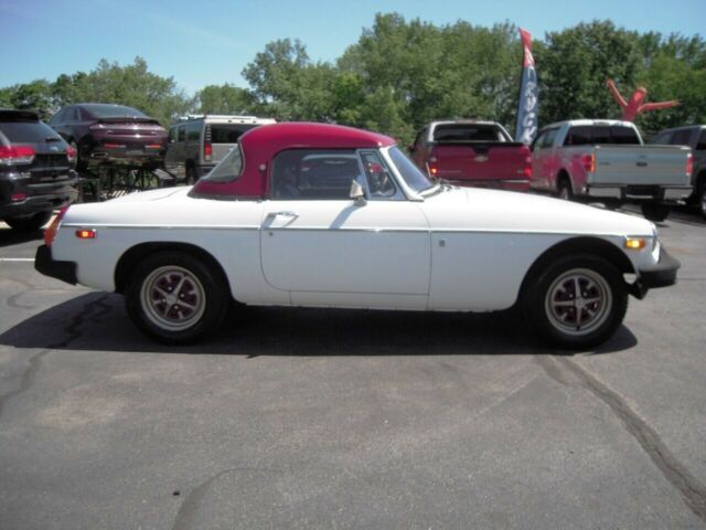 MG MGB 1975 image number 24