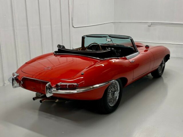 Jaguar E-Type 1967 image number 1