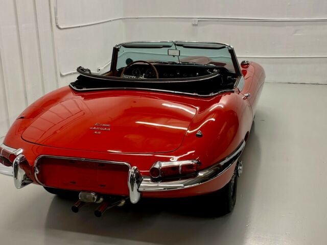 Jaguar E-Type 1967 image number 2