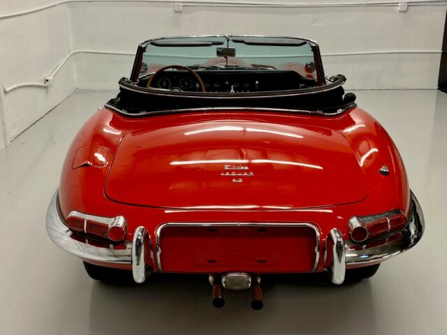 Jaguar E-Type 1967 image number 26