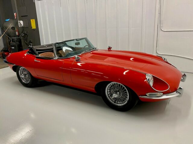 Jaguar E-Type 1967 image number 28