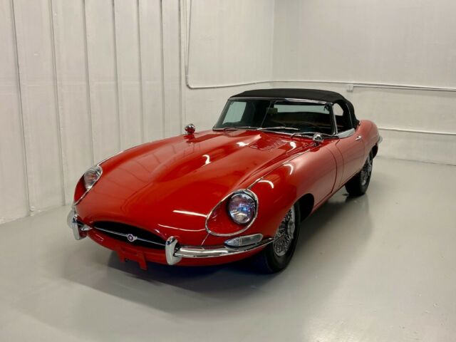 Jaguar E-Type 1967 image number 32