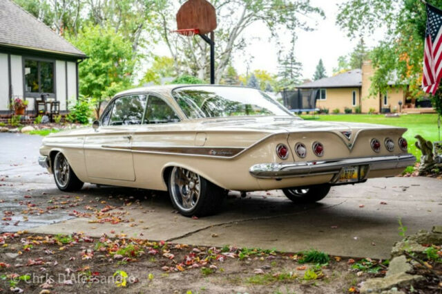 Chevrolet Impala 1961 image number 20