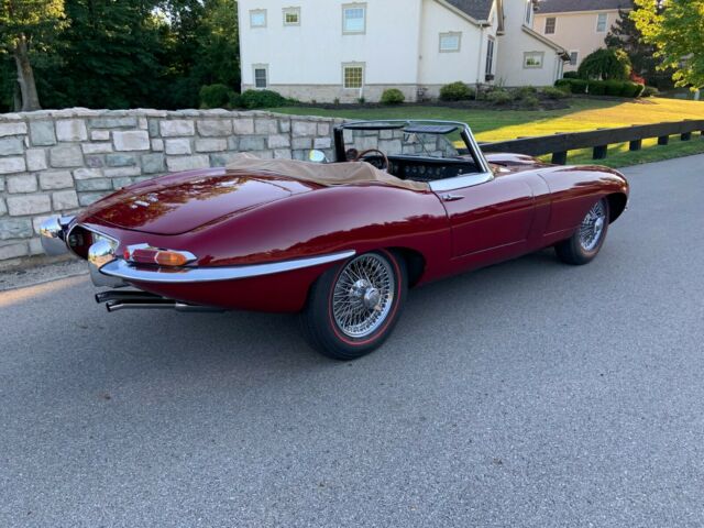 Jaguar E-Type 1968 image number 28