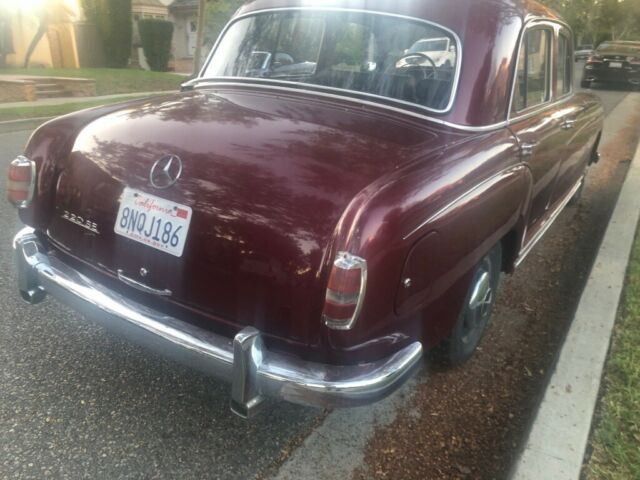 Mercedes-Benz 200-Series 1959 image number 27