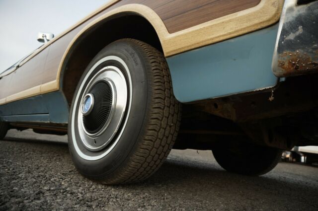 Ford Country Squire 1973 image number 18