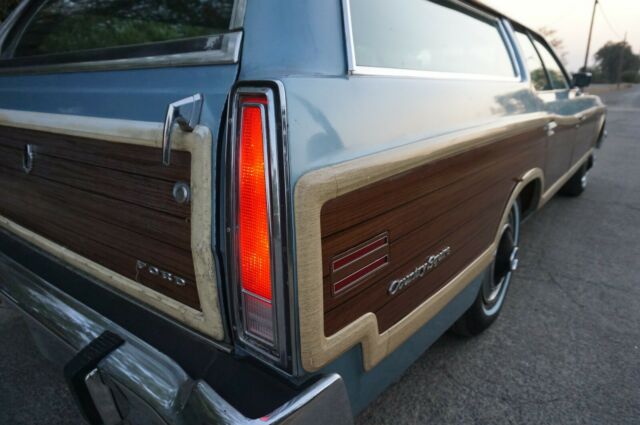 Ford Country Squire 1973 image number 9