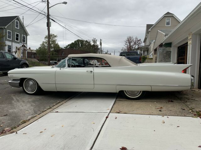 Cadillac DeVille Convertible 1960 image number 17