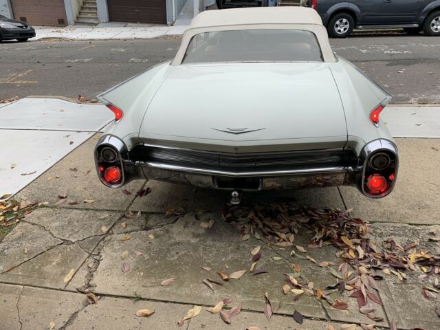 Cadillac DeVille Convertible 1960 image number 2