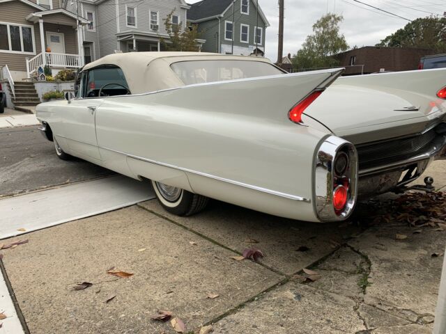 Cadillac DeVille Convertible 1960 image number 3