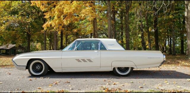 Ford Thunderbird 1963 image number 2