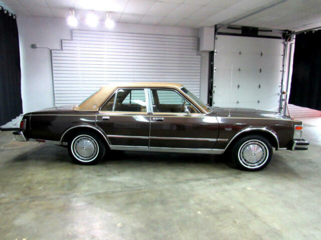 Chrysler LeBaron 1978 image number 2