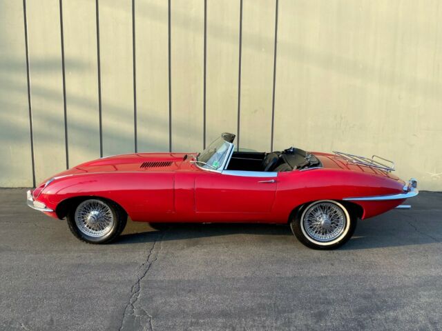 Jaguar E-Type 1968 image number 33