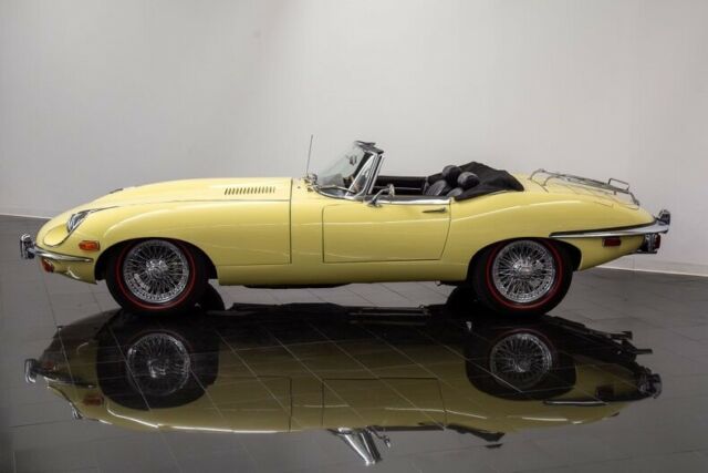 Jaguar E-Type 1969 image number 25