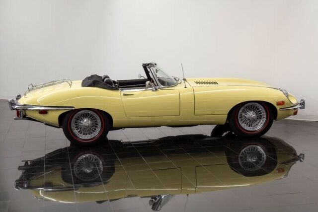 Jaguar E-Type 1969 image number 28