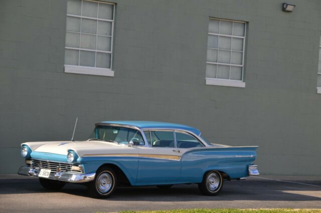 Ford Fairlane 1957 image number 0