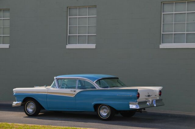 Ford Fairlane 1957 image number 1