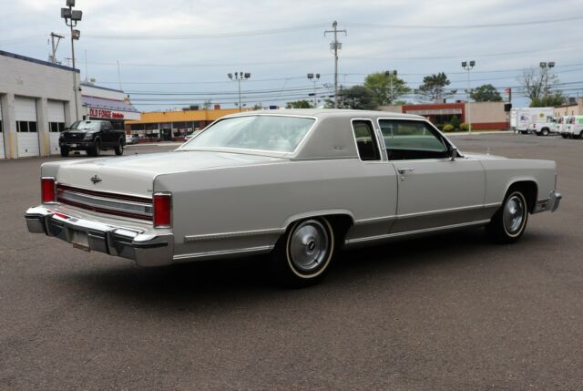 Lincoln Continental 1979 image number 30