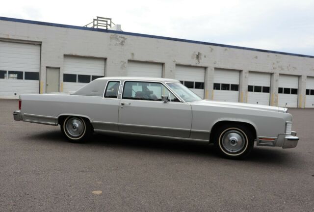 Lincoln Continental 1979 image number 33