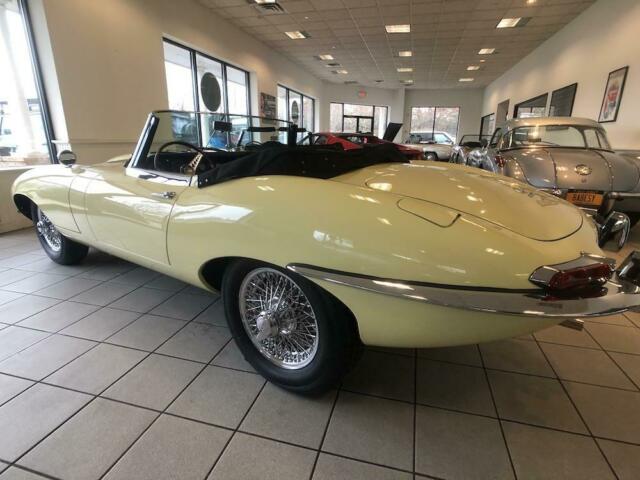 Jaguar E-Type 1967 image number 32