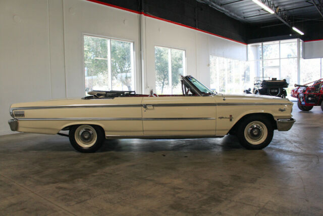 Ford Galaxie 1963 image number 30