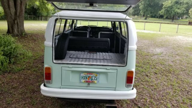 Volkswagen Bus/Vanagon 1974 image number 1