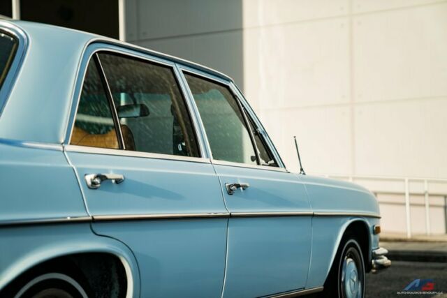 Mercedes-Benz 200-Series 1972 image number 17