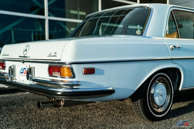 Mercedes-Benz 200-Series 1972 image number 38