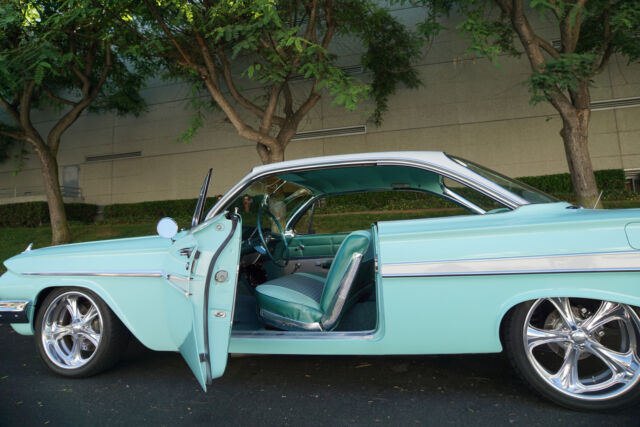 Chevrolet Impala 2 Door Hardtop Custom 1961 image number 19