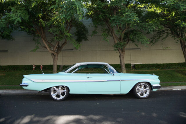 Chevrolet Impala 2 Door Hardtop Custom 1961 image number 26