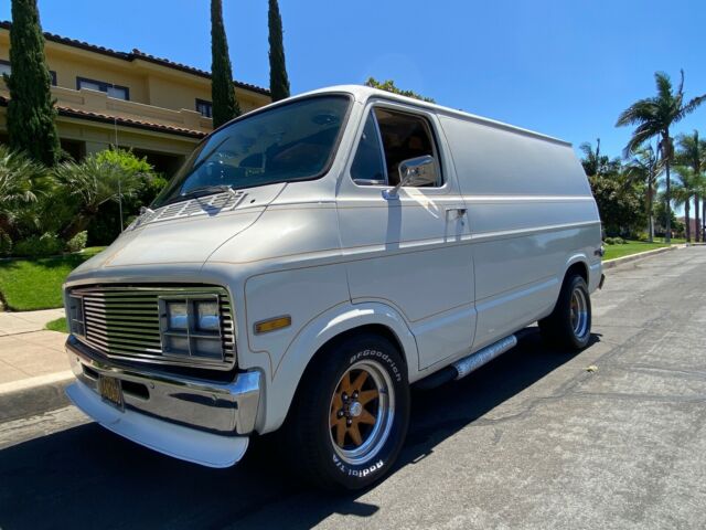 Dodge B100 Van 1974 image number 0