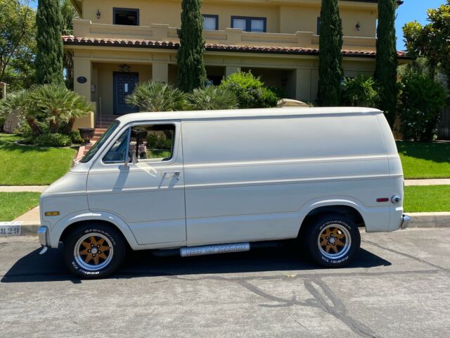 Dodge B100 Van 1974 image number 1