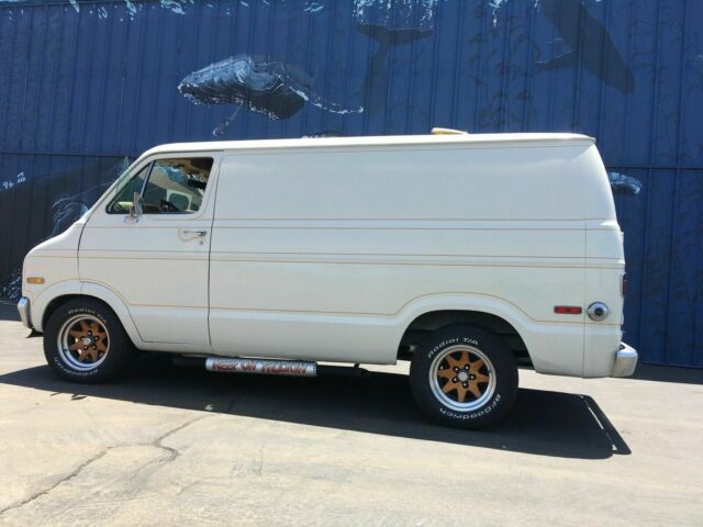 Dodge B100 Van 1974 image number 17