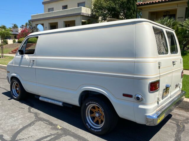 Dodge B100 Van 1974 image number 2