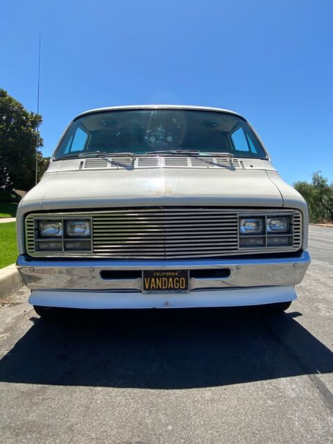 Dodge B100 Van 1974 image number 9