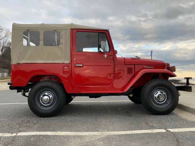 Toyota Land Cruiser 1977 image number 1