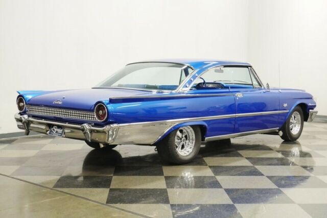 Ford Galaxie 1961 image number 13